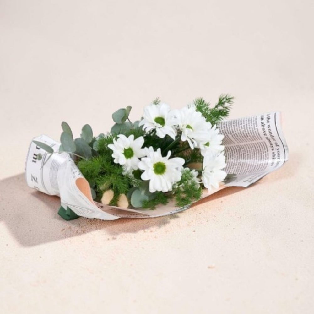 Soft Gazette Daisy – Pembe Gazete Kağıdı Bukette Beyaz Papatyalar