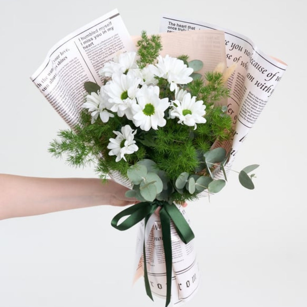 Soft Gazette Daisy – Pembe Gazete Kağıdı Bukette Beyaz Papatyalar