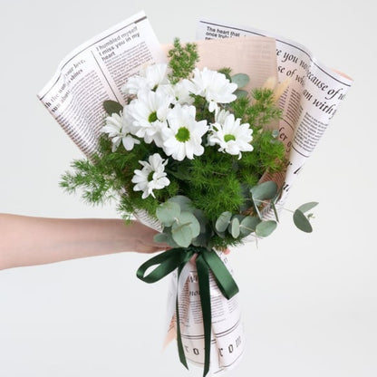 Soft Gazette Daisy – Pembe Gazete Kağıdı Bukette Beyaz Papatyalar