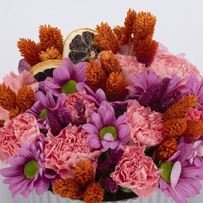 Pink Classic – Gri Polimer Saksıda Pembe Karanfil ve Papatyalar