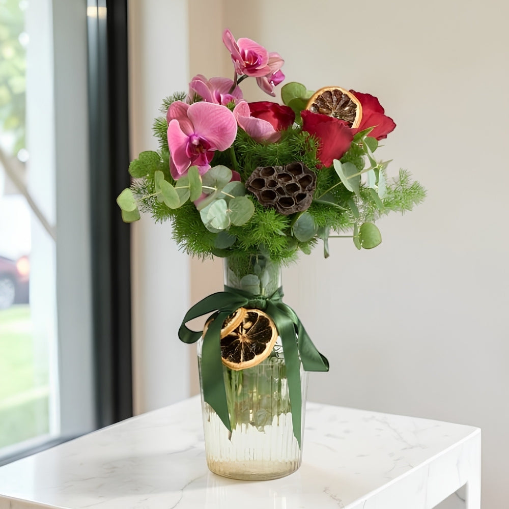 Carafe Elegance – Sürahi Cam Vazoda Gül ve Orkide