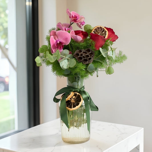 Carafe Elegance – Sürahi Cam Vazoda Gül ve Orkide