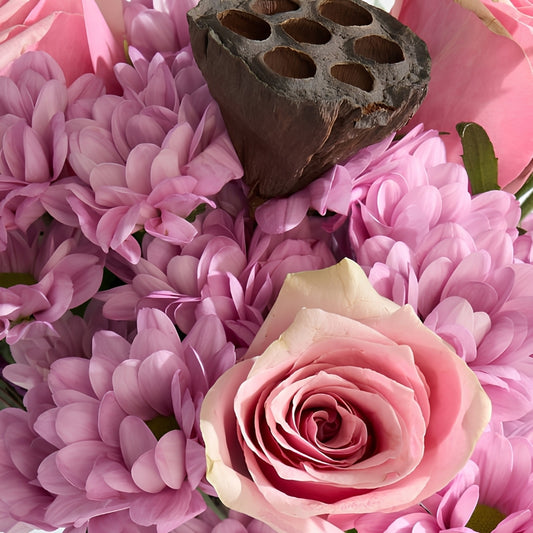 Linea Blush – Çizgili Cam Vazoda Pembe Papatya ve Gül