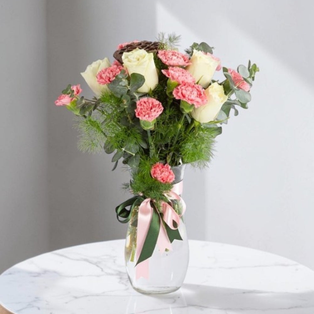 Crystal Rose Mix – Cam Vazoda Pembe Karanfil ve Beyaz Güller