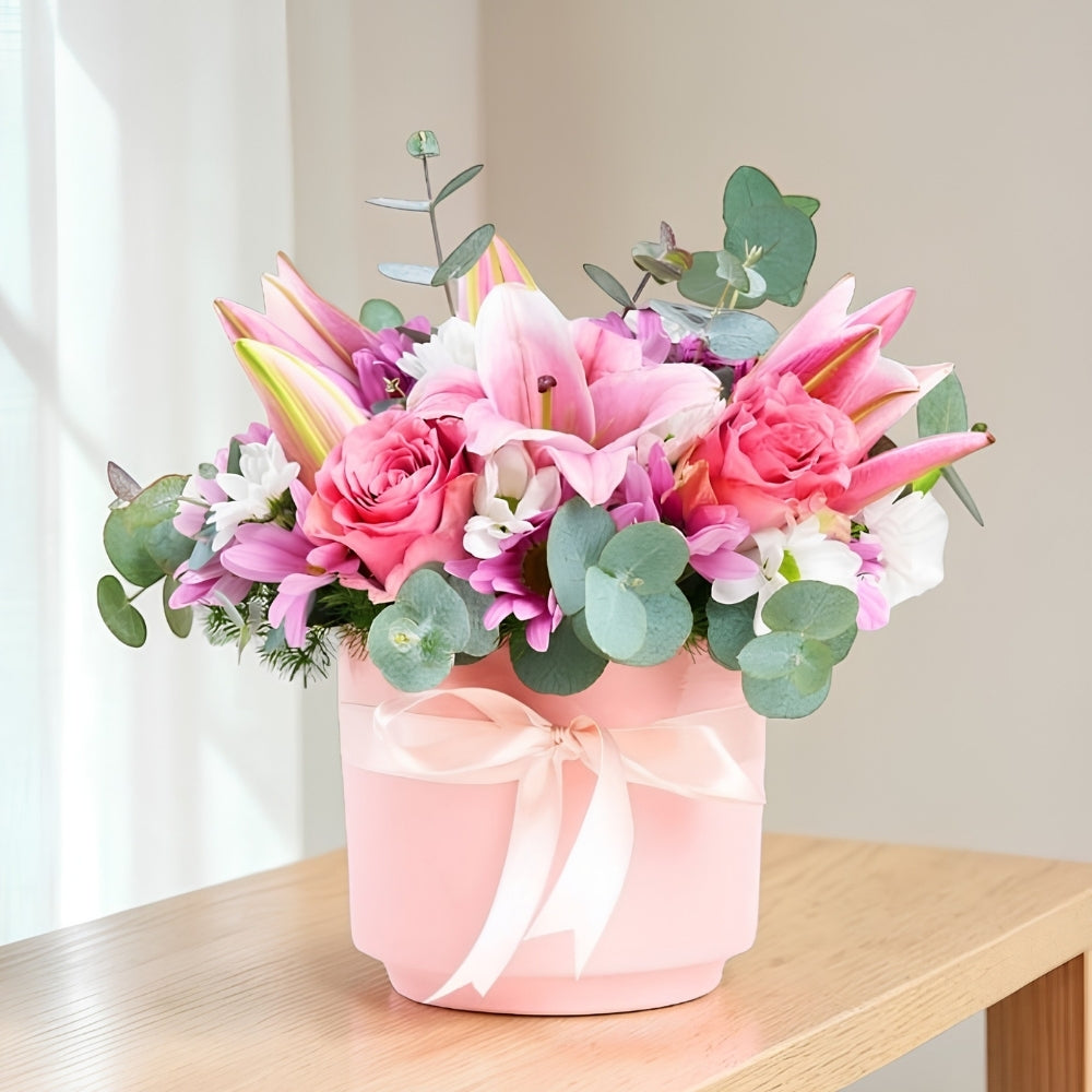 Blush Garden – Pembe Saksıda Pembe Gül, Lilyum ve Papatyalar