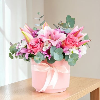 Blush Garden – Pembe Saksıda Pembe Gül, Lilyum ve Papatyalar