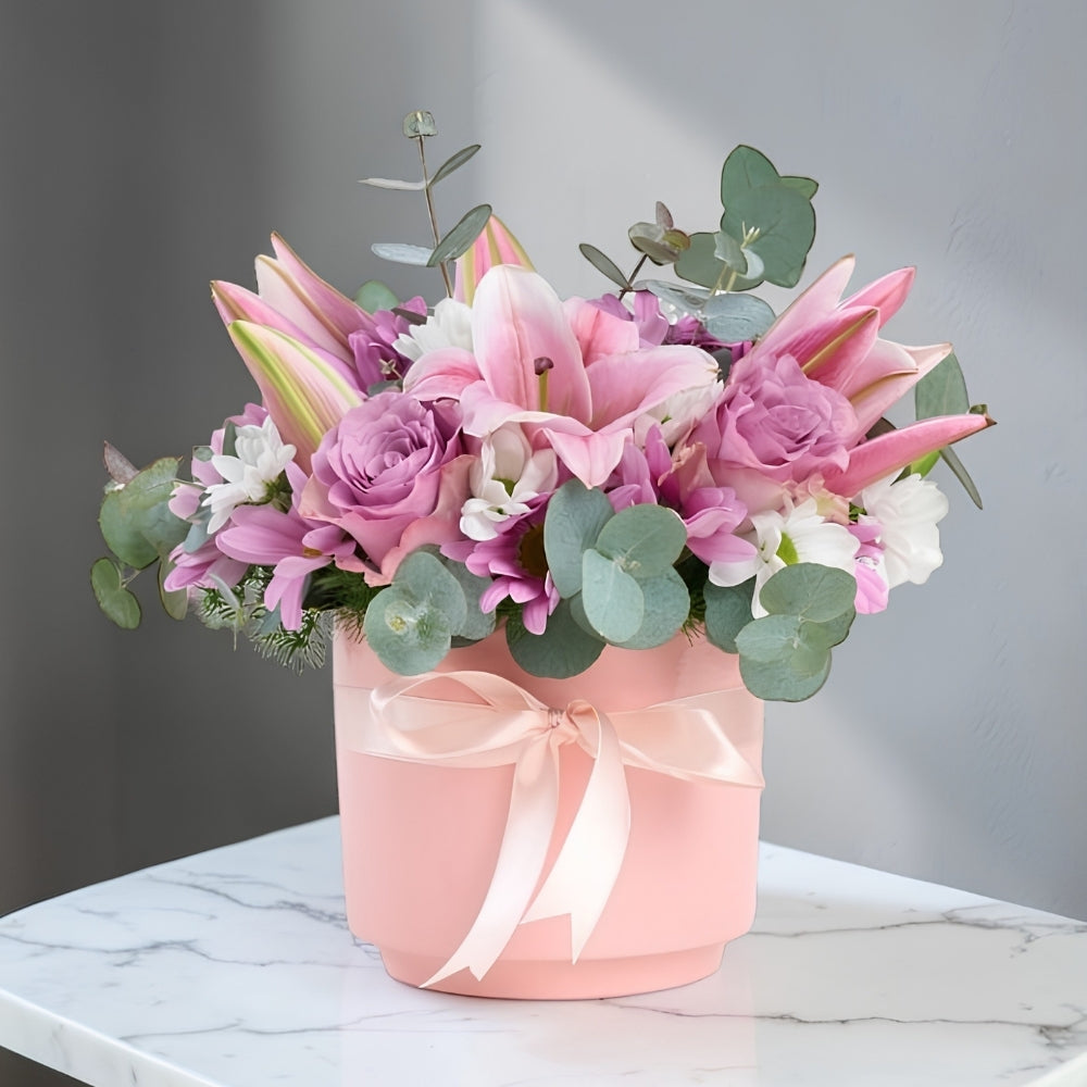 Rosé Elegance – Pembe Saksıda Pembe Lilyum, Lila Gül ve Beyaz Papatya
