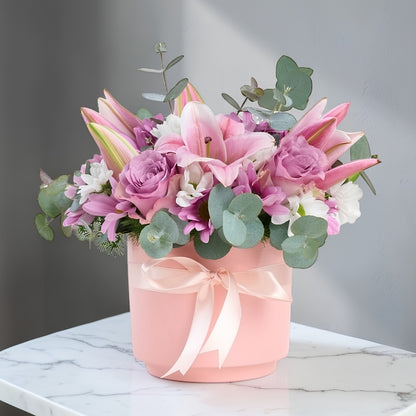 Rosé Elegance – Pembe Saksıda Pembe Lilyum, Lila Gül ve Beyaz Papatya