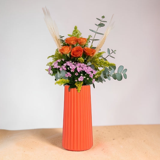 Sunset Bloom – Turuncu Polimer Vazoda Turuncu Güller ve Hüsnüyusuflar